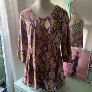 ⭐️Snake print tunic top. EUC